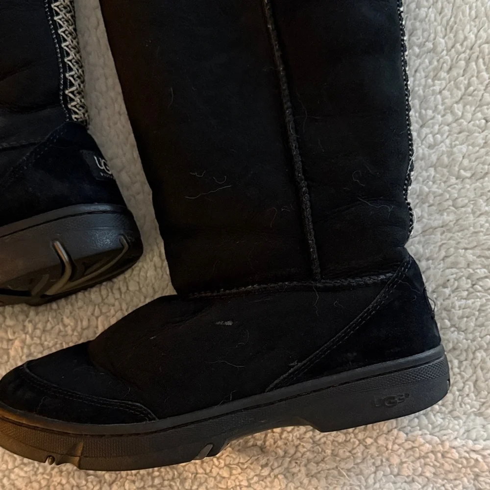 UGGS - Picture 3 of 10